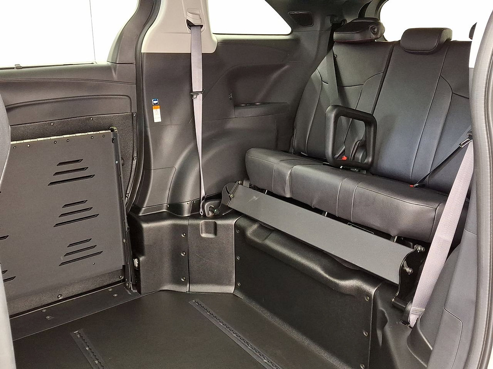 Used 2025 Toyota Sienna XSE w/ XSE Plus Package FWD image 20