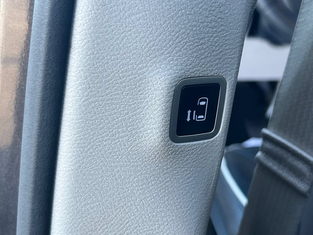 Used 2023 Chrysler Pacifica Limited FWD image 13