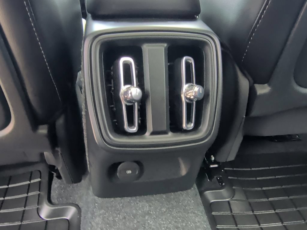 Used 2025 Volvo XC40 B5 Plus AWD/4WD image 37