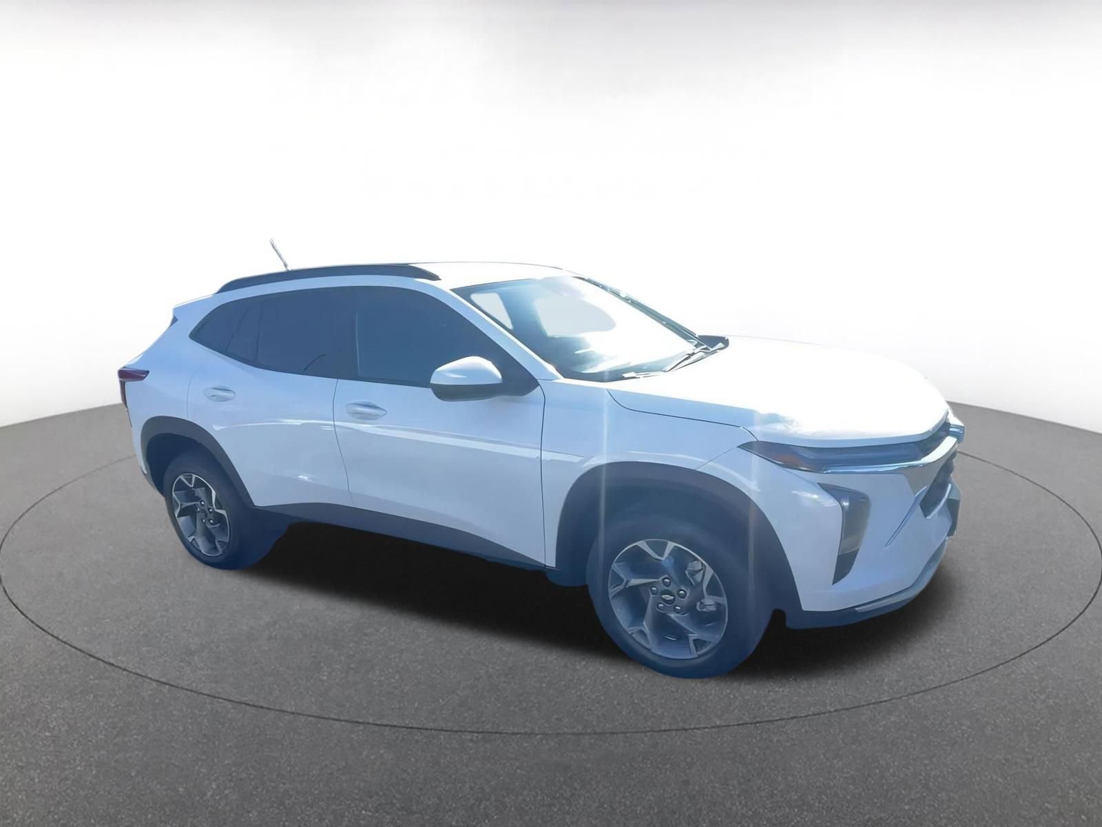 Used 2025 Chevrolet Trax LT image 2