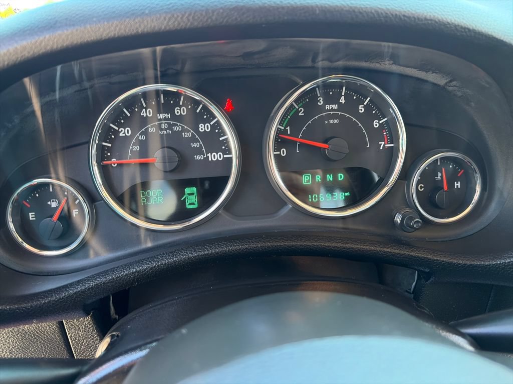 Used 2015 Jeep Wrangler Unlimited Sahara w/ Connectivity Group AWD/4WD image 18