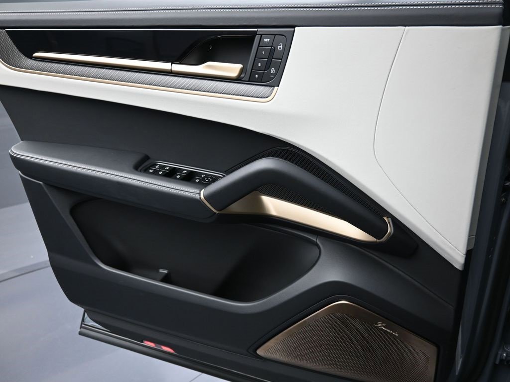 Used 2025 Porsche Cayenne Turbo image 26