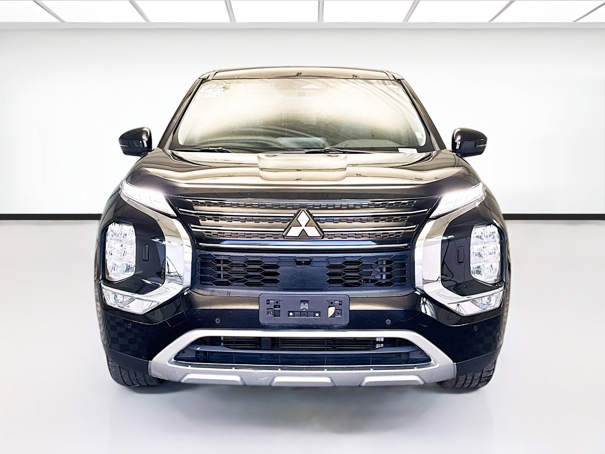 Used 2023 Mitsubishi Outlander SE image 2