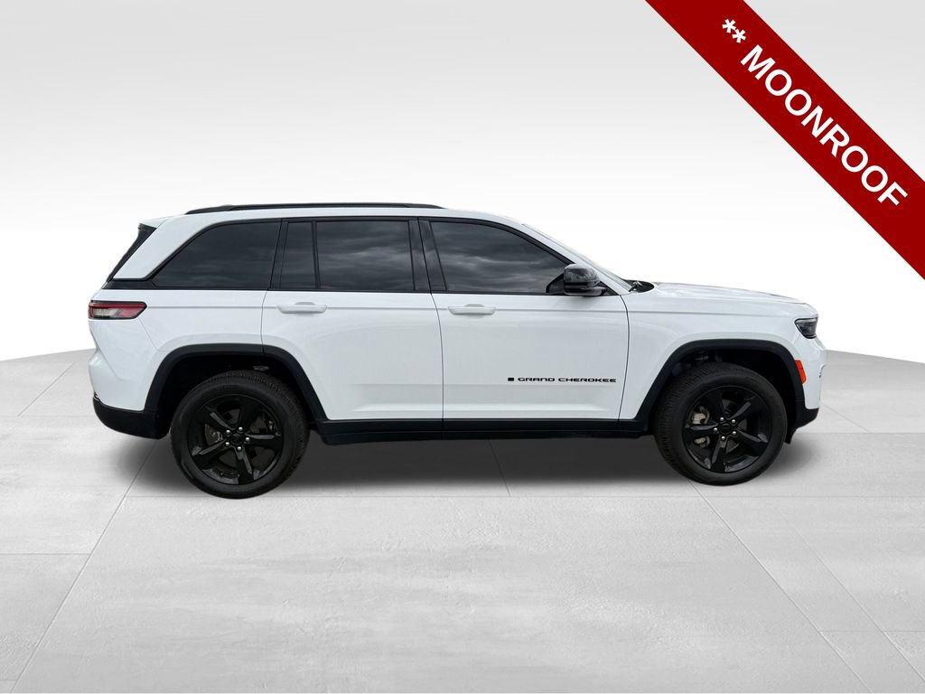Used 2023 Jeep Grand Cherokee Limited w/ Black Appearance Package AWD/4WD image 9