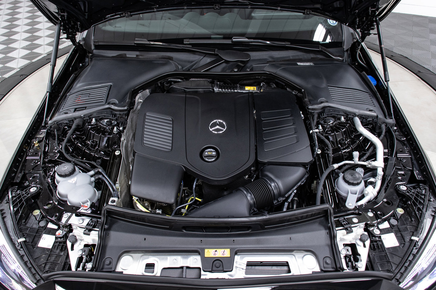 Used 2025 Mercedes-Benz C 300 4MATIC Sedan image 9