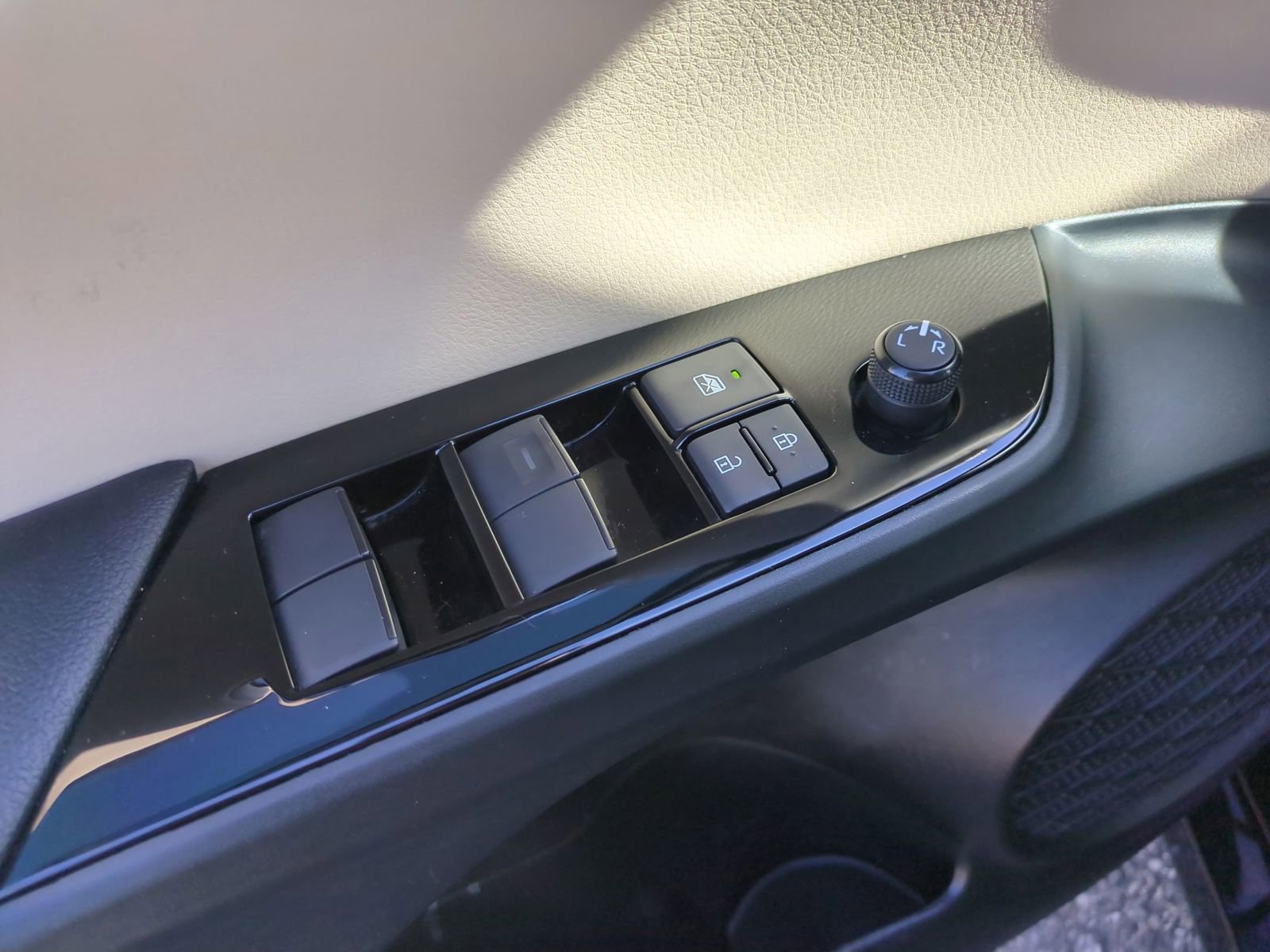 Used 2022 Toyota Prius Limited image 12