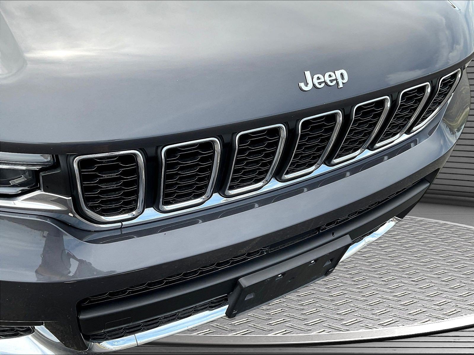 Used 2023 Jeep Grand Cherokee L Laredo AWD/4WD image 27