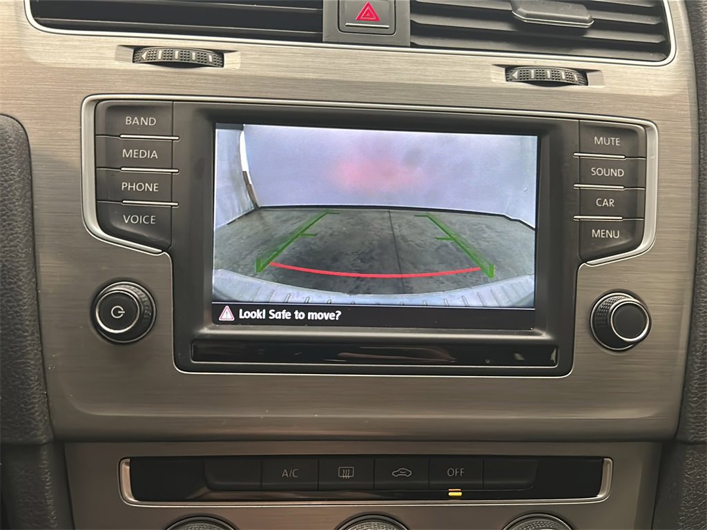 Used 2016 Volkswagen Golf S image 22