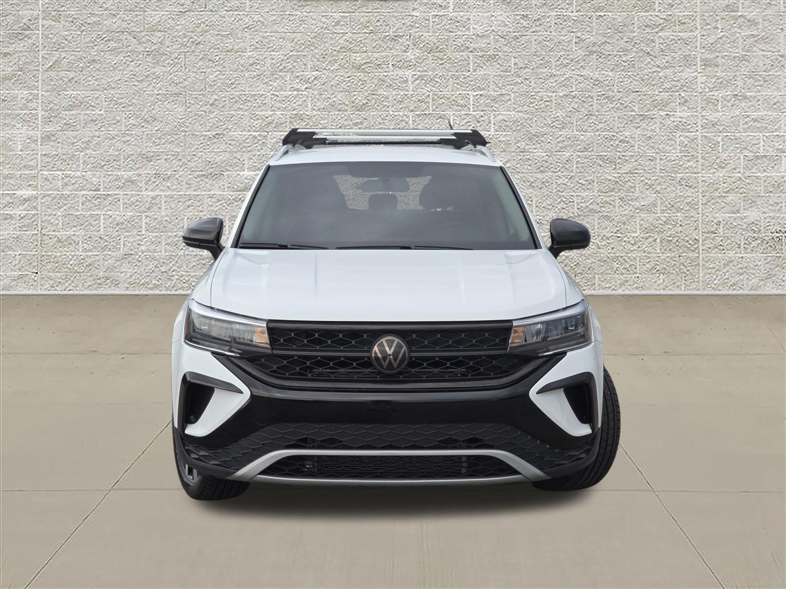 Used 2022 Volkswagen Taos SE FWD image 2