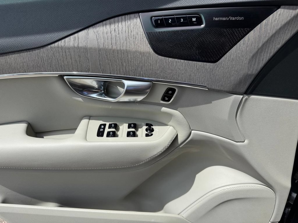 Certified 2023 Volvo XC90 B6 Plus AWD/4WD image 17