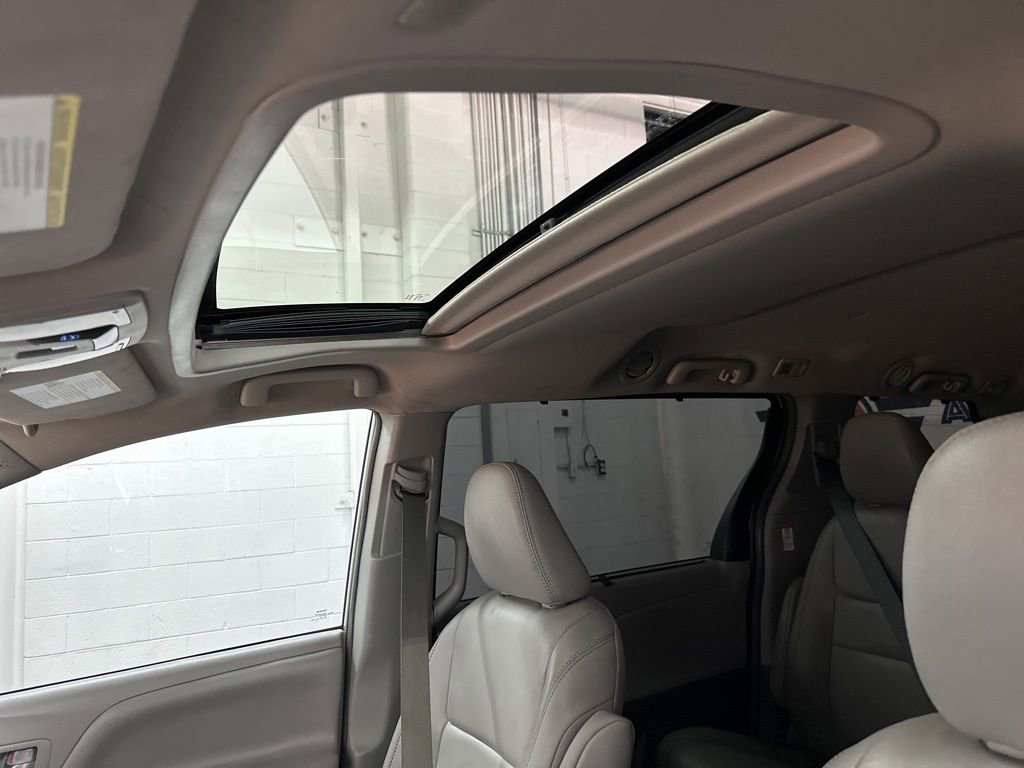 Used 2019 Toyota Sienna XLE FWD image 35