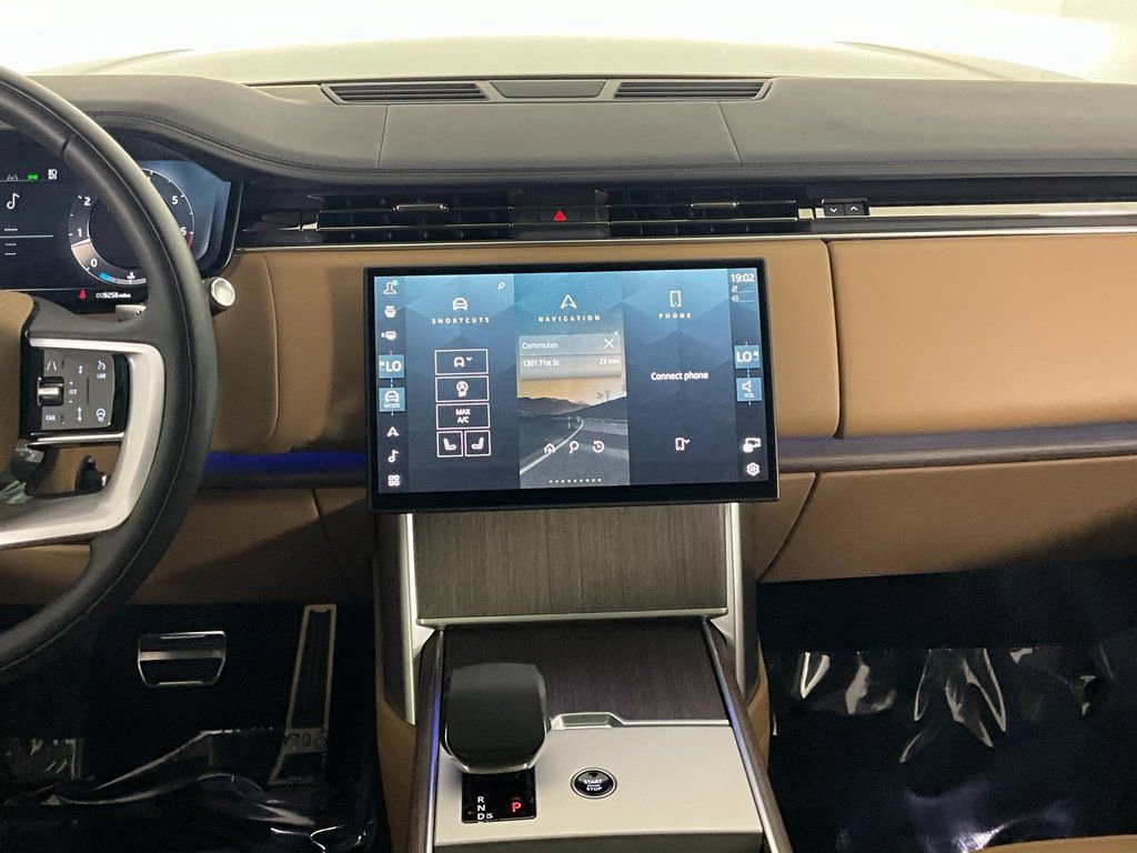 Used 2025 Land Rover Range Rover Long Wheelbase SE image 12
