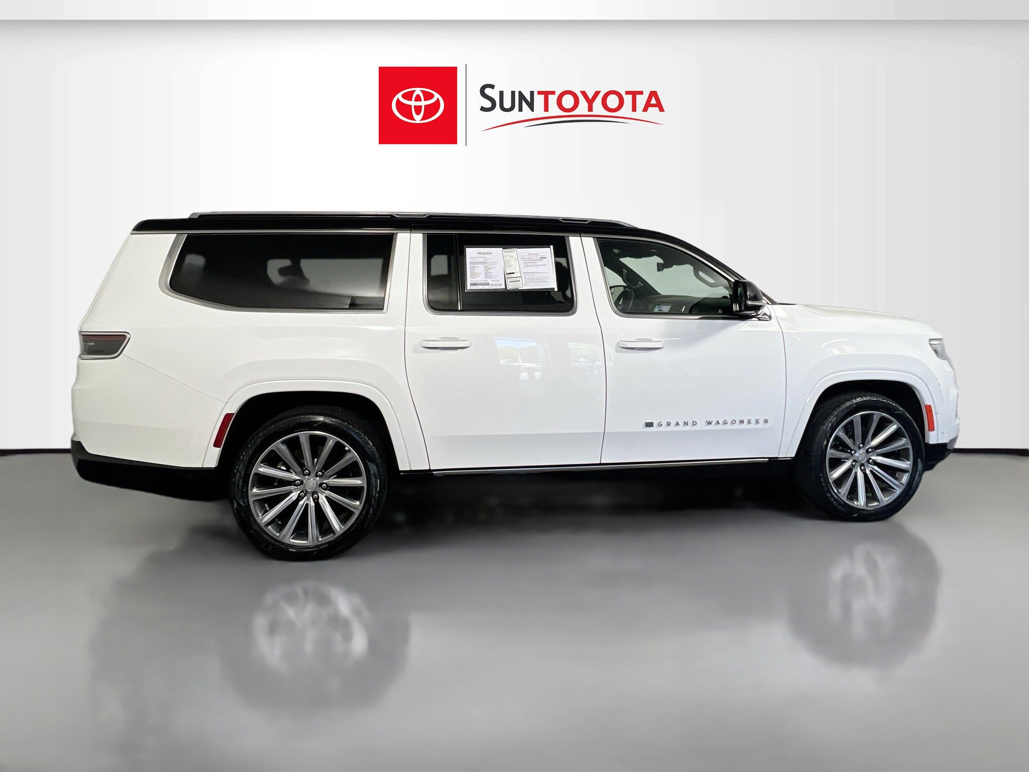 Used 2023 Jeep Grand Wagoneer L Series II AWD/4WD image 2