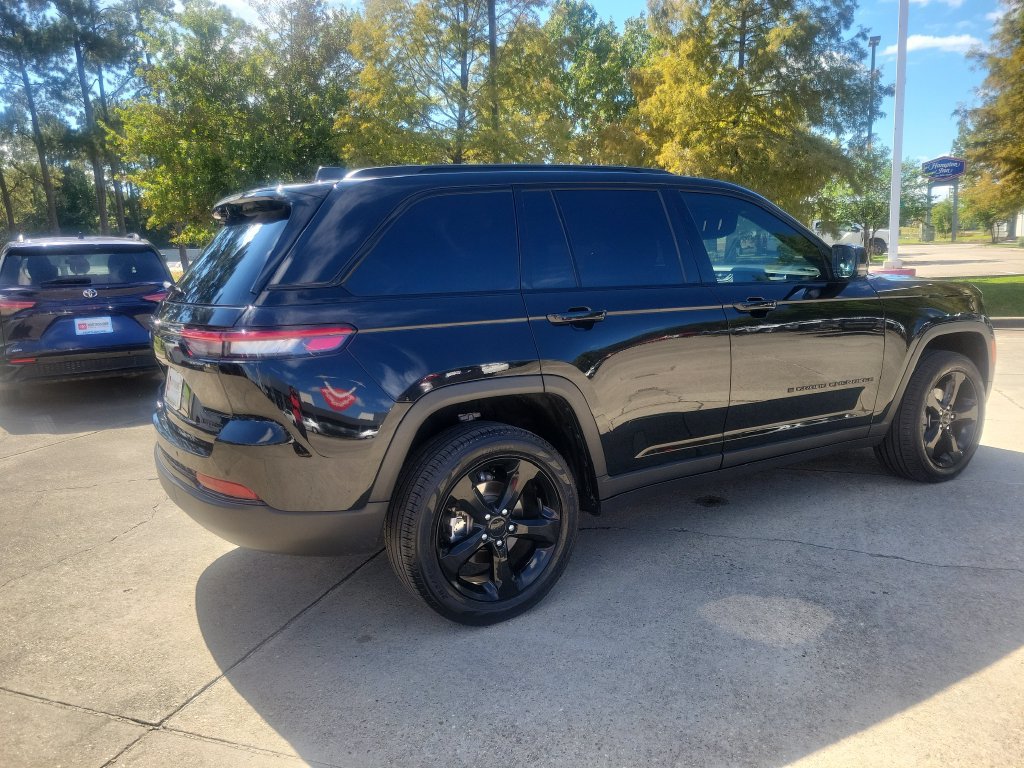 Used 2025 Jeep Grand Cherokee Limited w/ Black Appearance Package RWD image 7