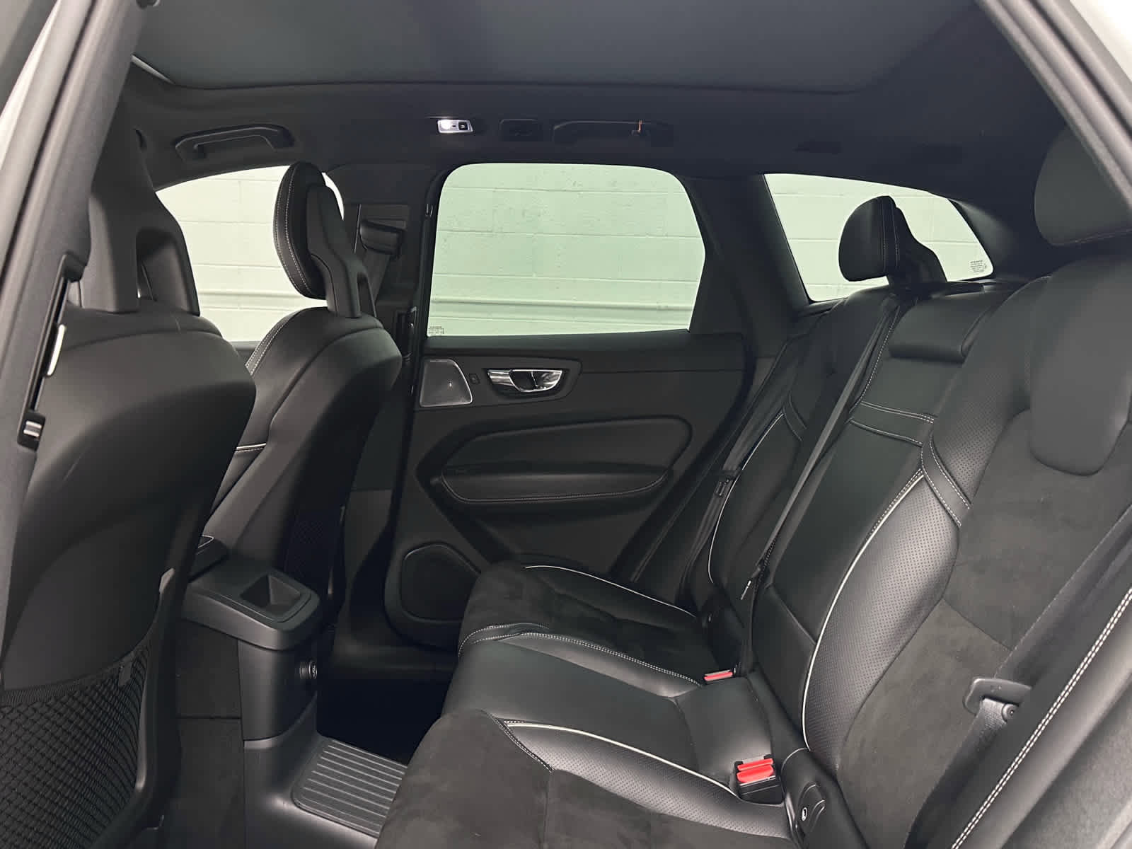 Used 2018 Volvo XC60 T8 R-Design w/ Convenience Package image 15