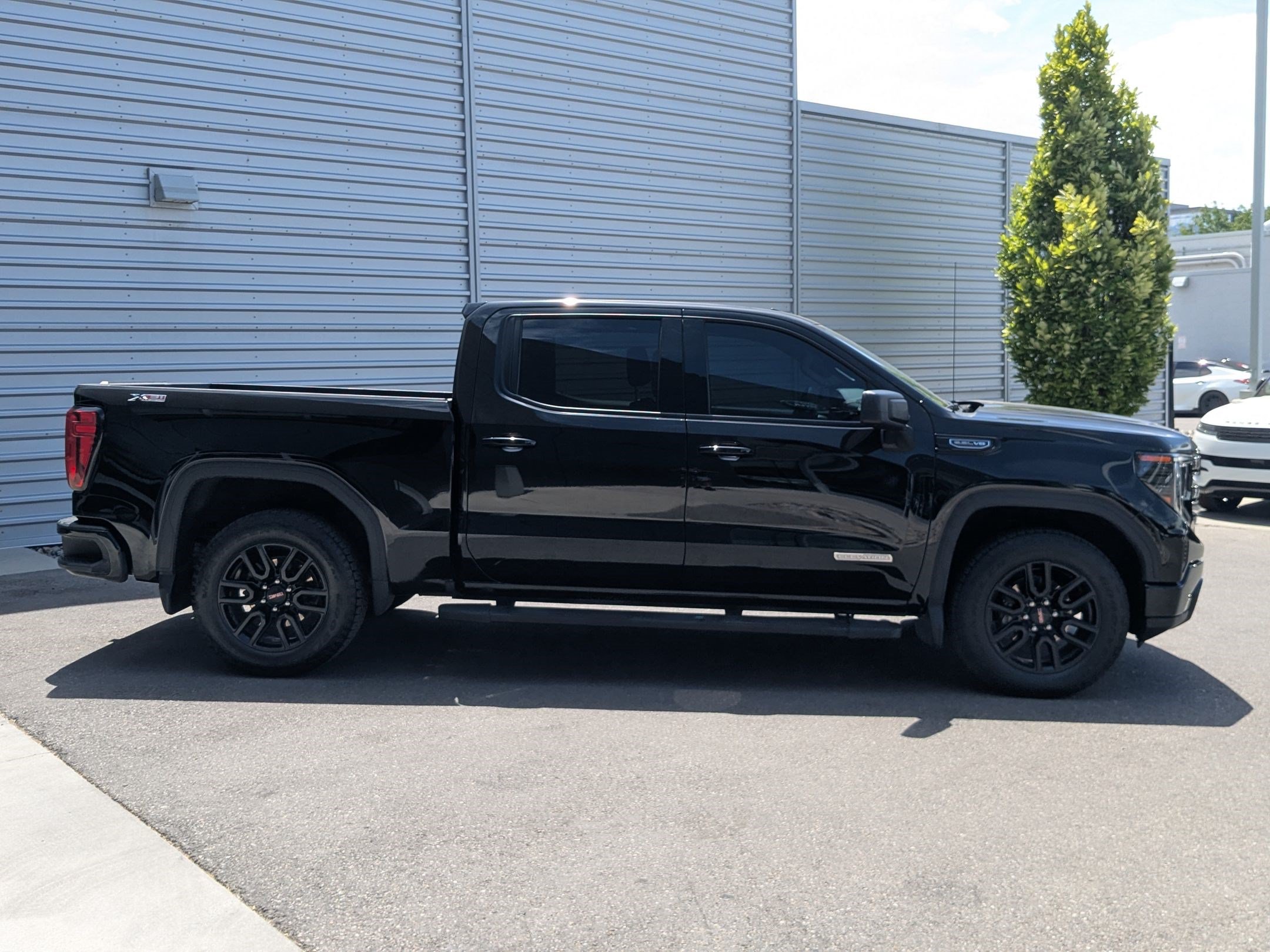 Used 2024 GMC Sierra 1500 Elevation w/ Preferred Package AWD/4WD image 4