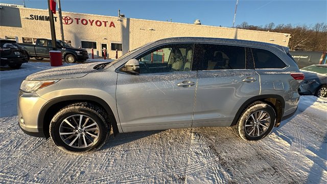 Used 2017 Toyota Highlander XLE image 2