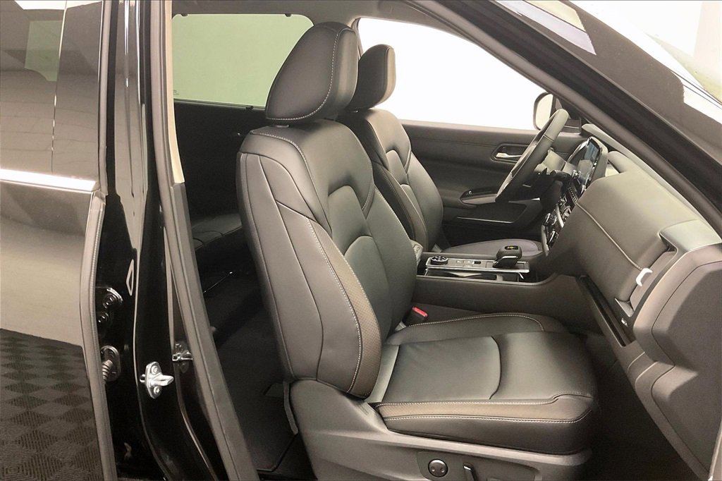 Certified 2025 Nissan Pathfinder SL image 6