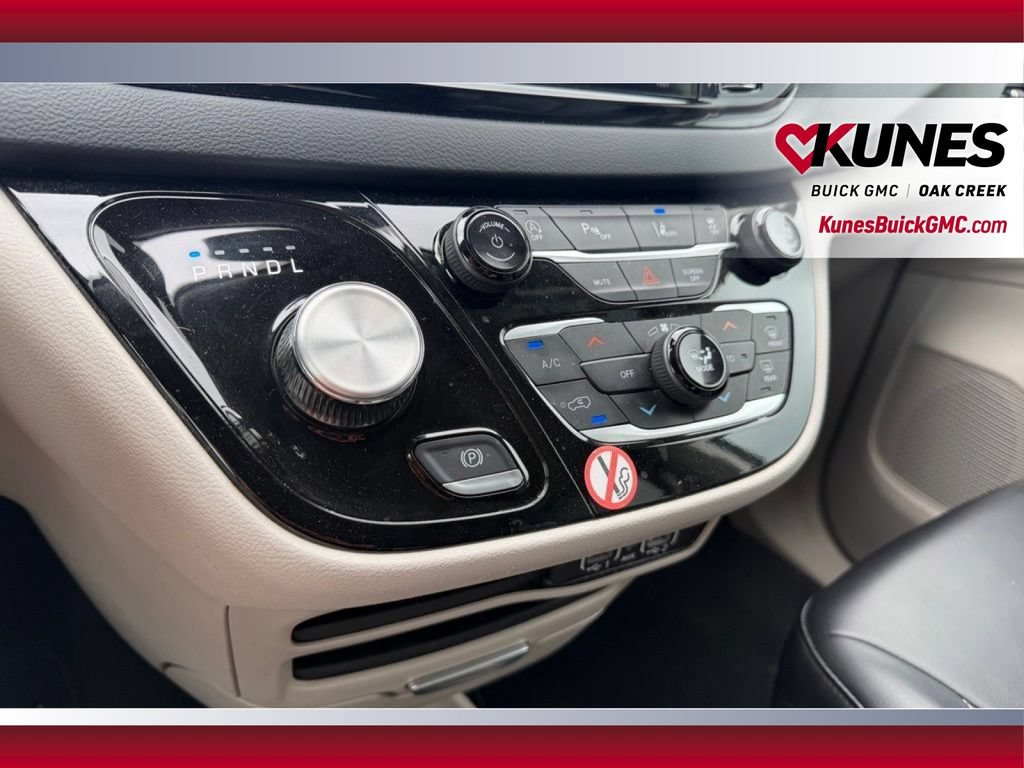 Used 2023 Chrysler Pacifica Touring-L FWD image 22