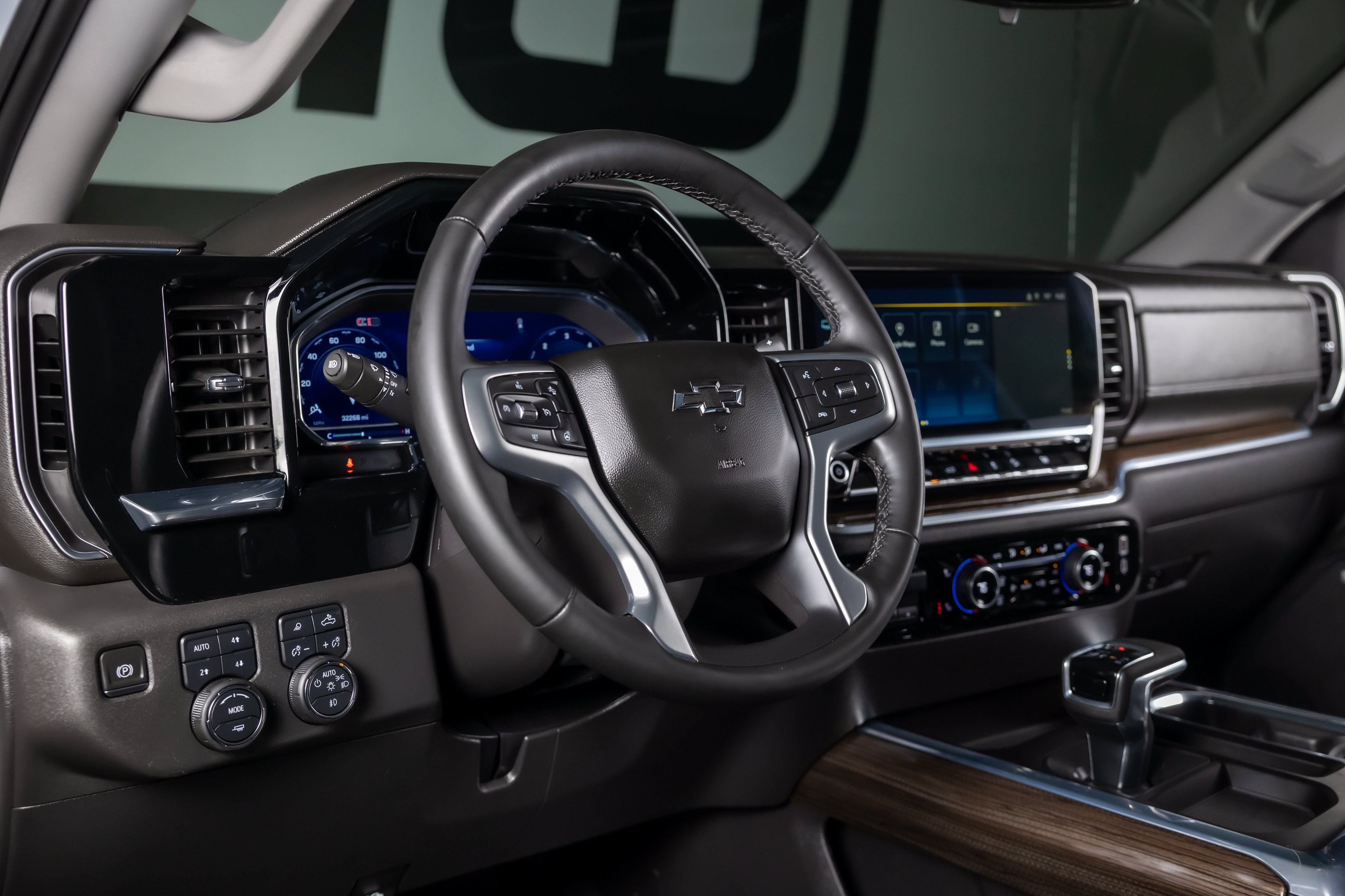 Used 2024 Chevrolet Silverado 1500 LT Trail Boss w/ LT Trail Boss Premium Package AWD/4WD image 32