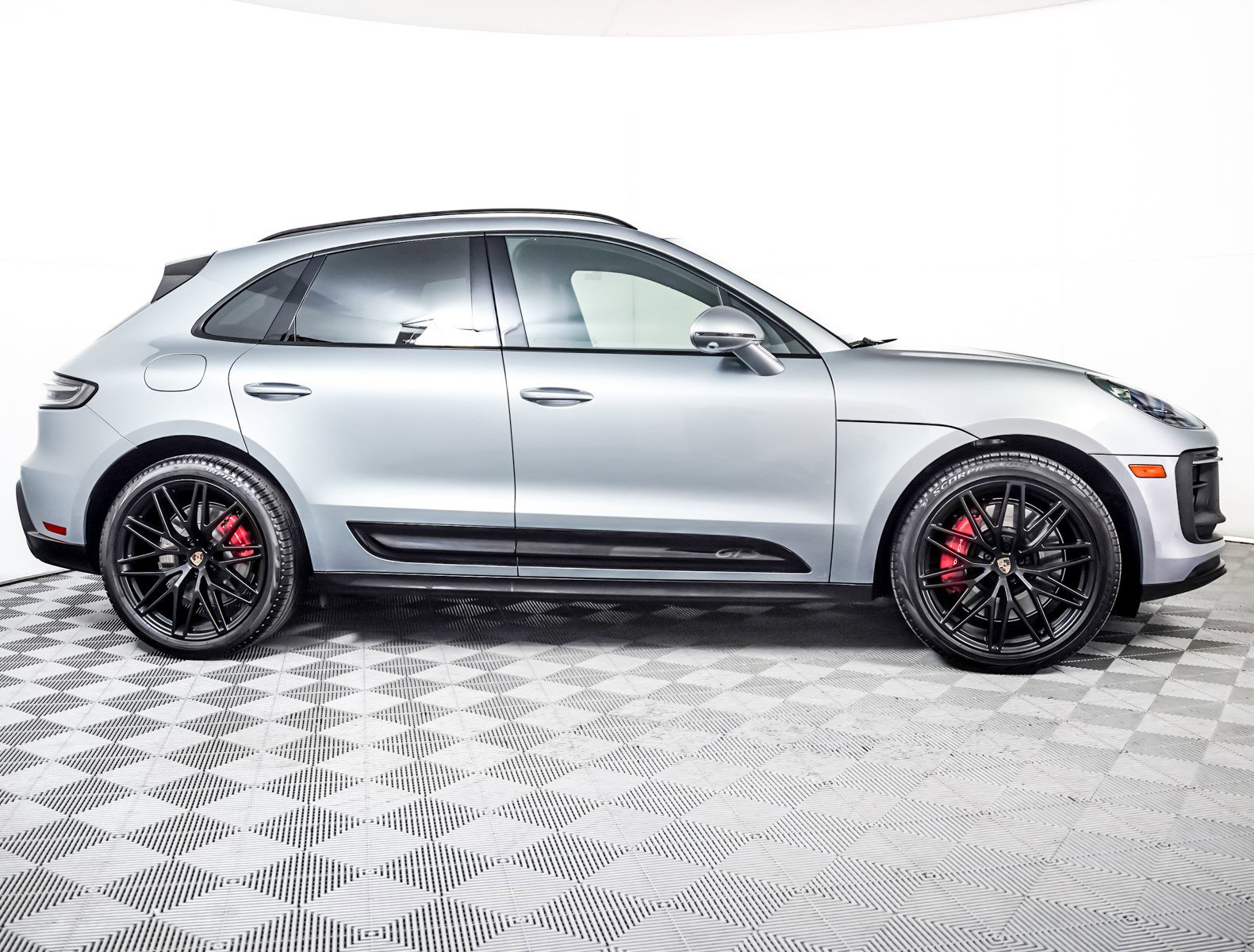 Certified 2025 Porsche Macan GTS image 9