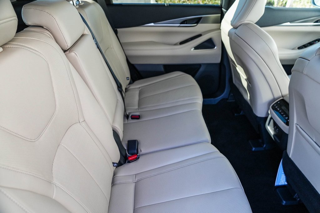 Certified 2025 INFINITI QX60 Luxe w/ Vision Package image 16