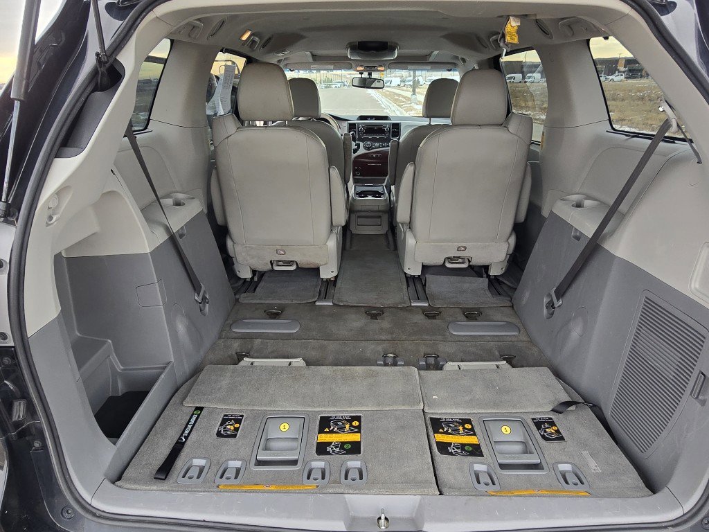 Used 2014 Toyota Sienna XLE image 23