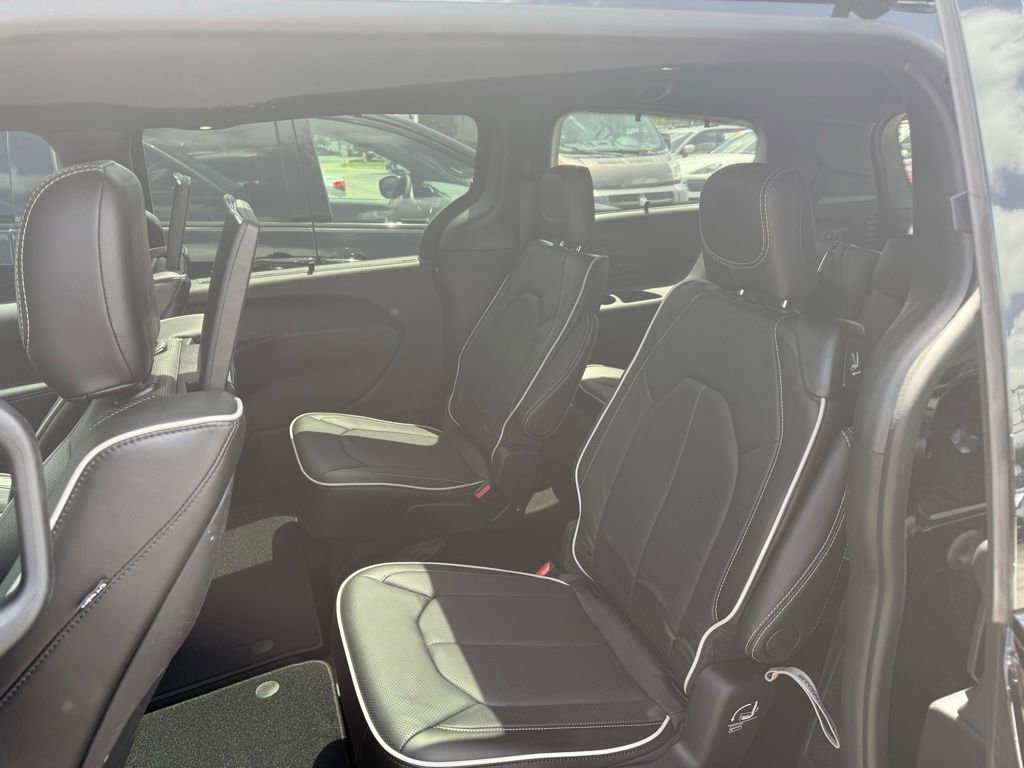 Used 2024 Chrysler Pacifica Limited w/ Uconnect Theater Family Group image 12