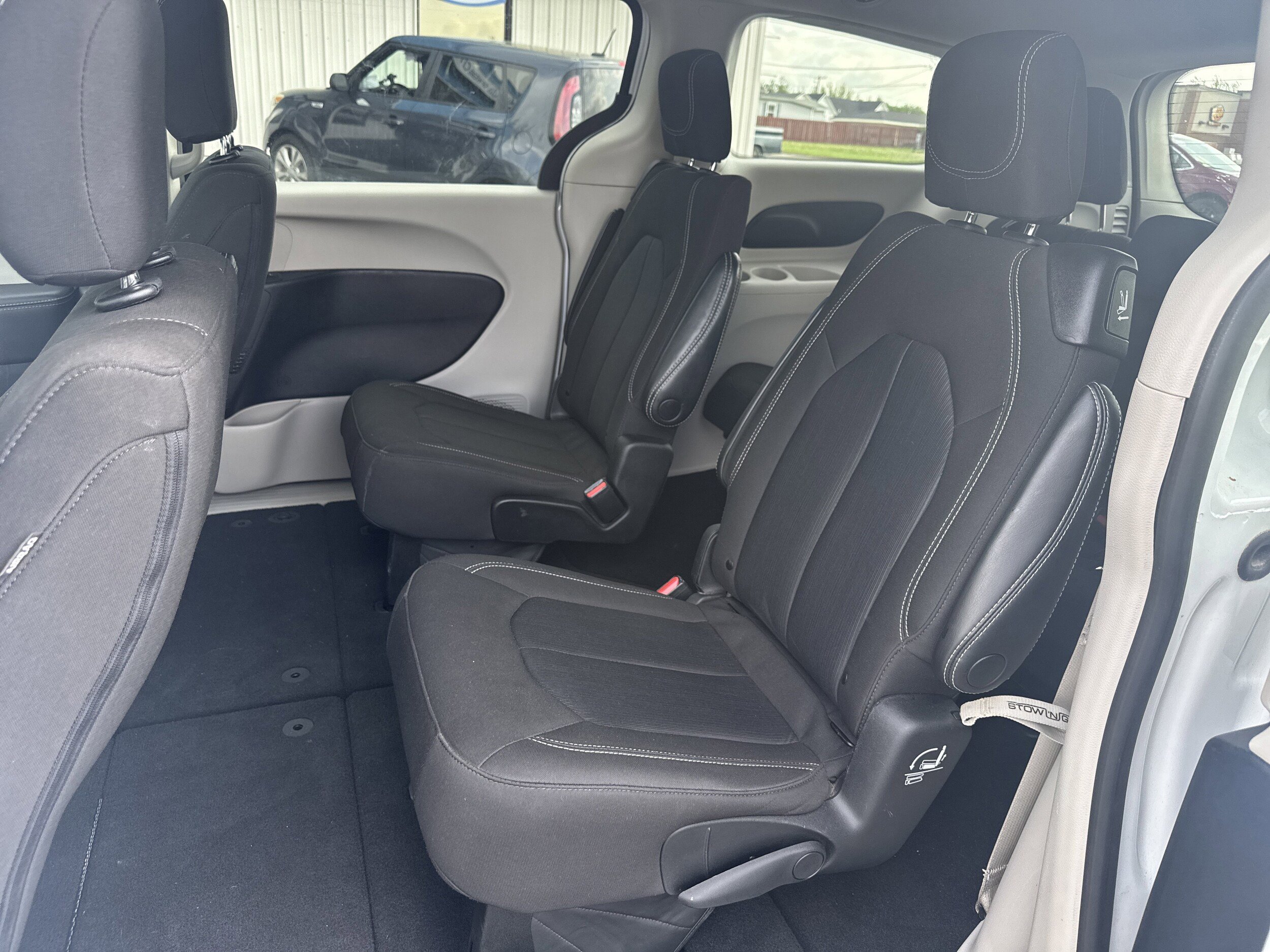 Used 2023 Chrysler Voyager LX image 7