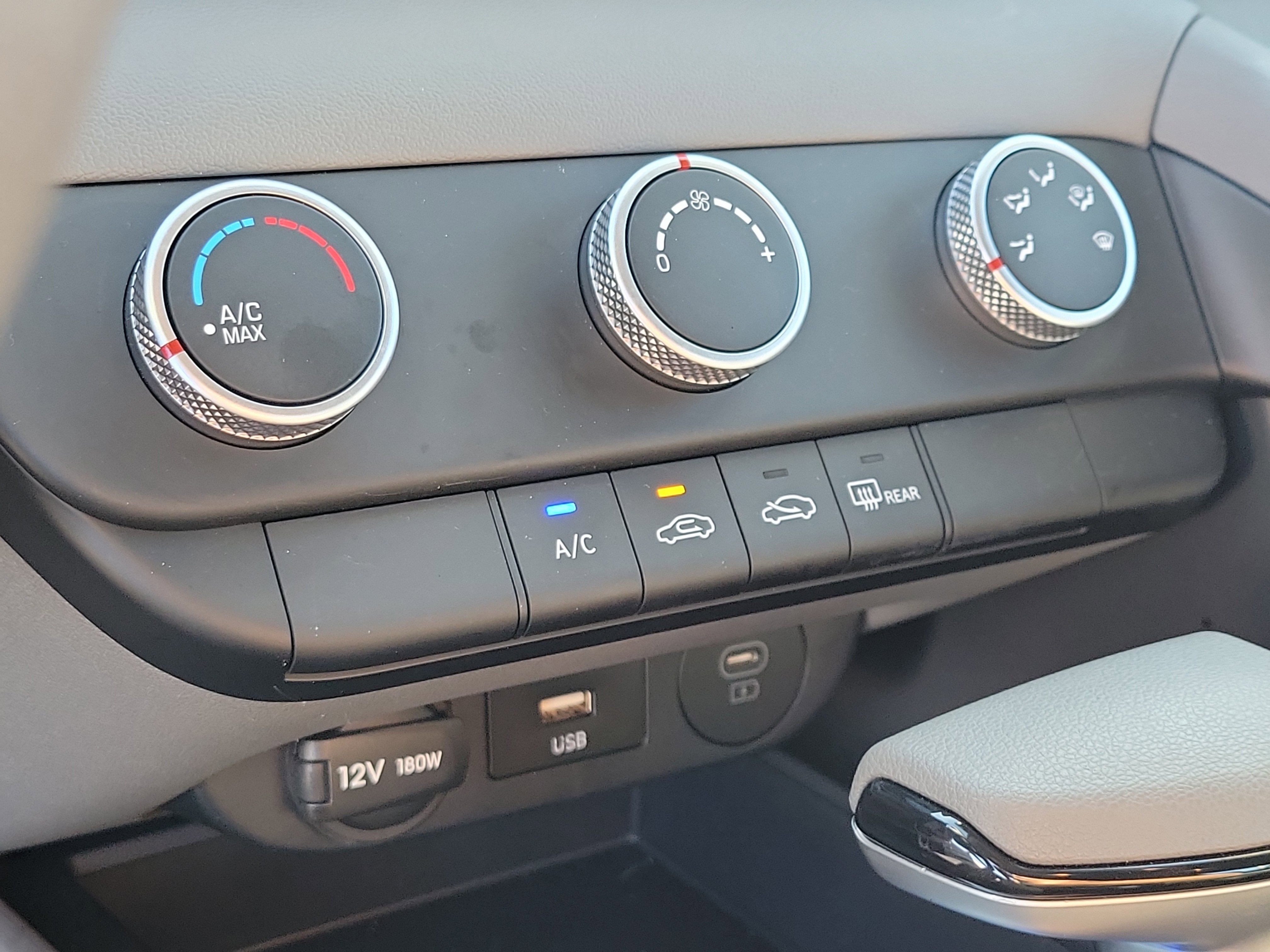 Used 2025 Hyundai Elantra SE image 28