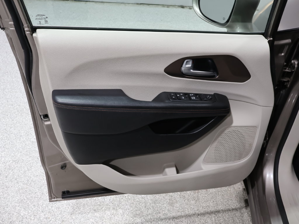 Used 2018 Chrysler Pacifica Touring Plus FWD image 14