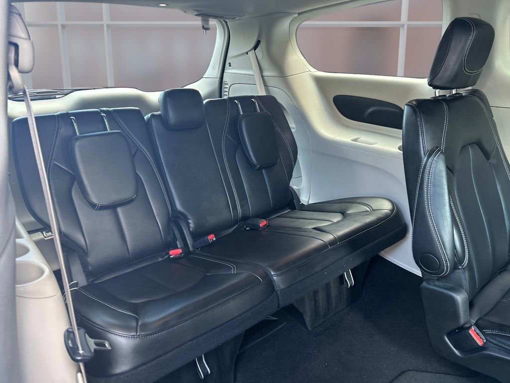 Used 2024 Chrysler Pacifica Touring-L image 16