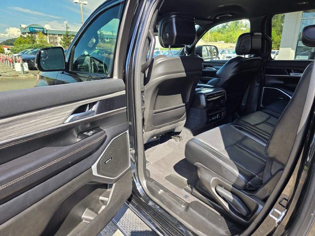 Used 2024 Jeep Wagoneer L Series II AWD/4WD image 16