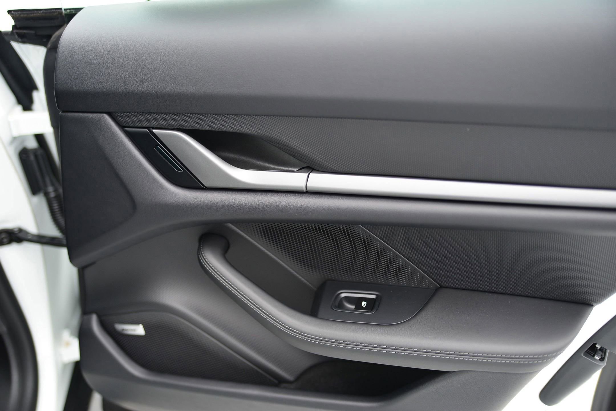 Used 2025 Porsche Taycan image 23