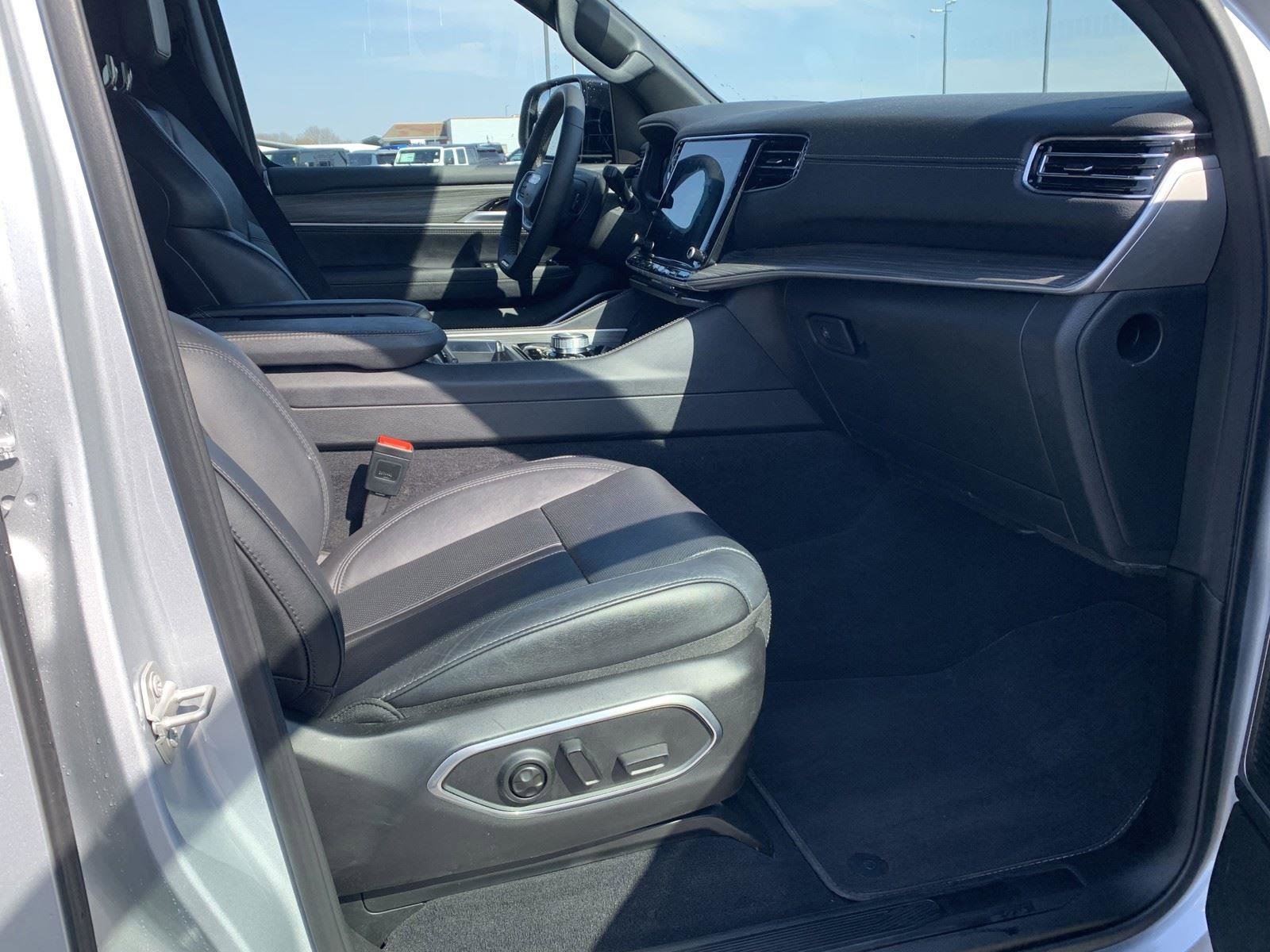 Used 2024 Jeep Wagoneer Series III image 11