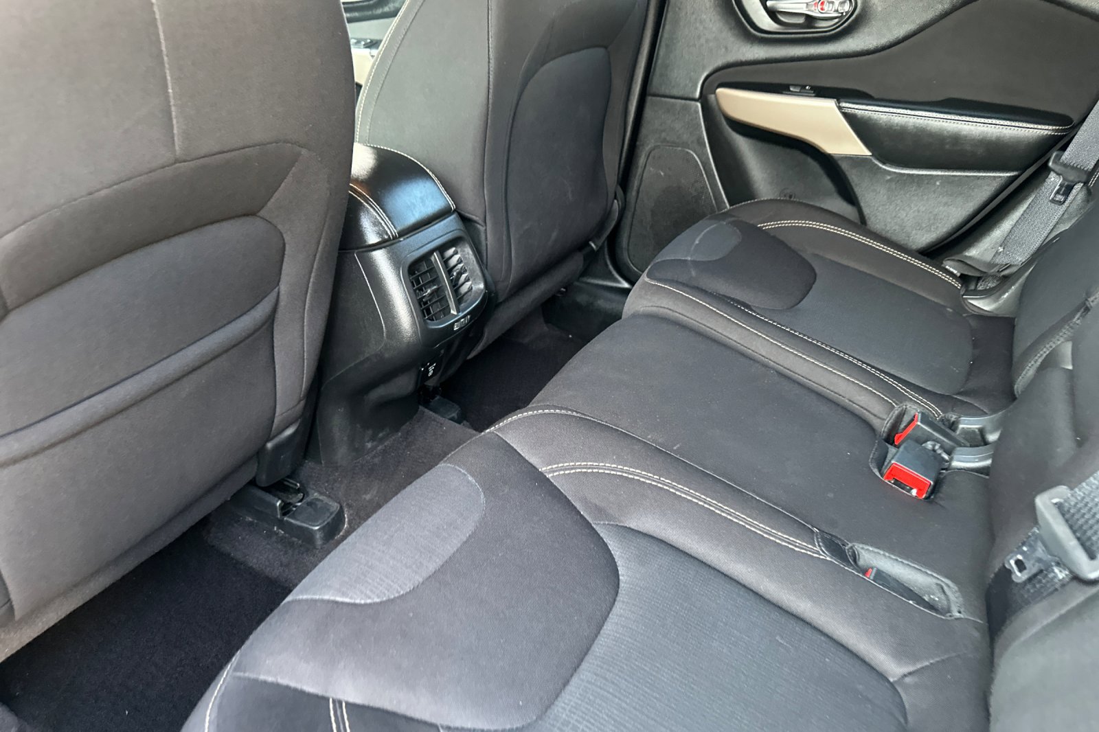 Used 2017 Jeep Cherokee Latitude image 14