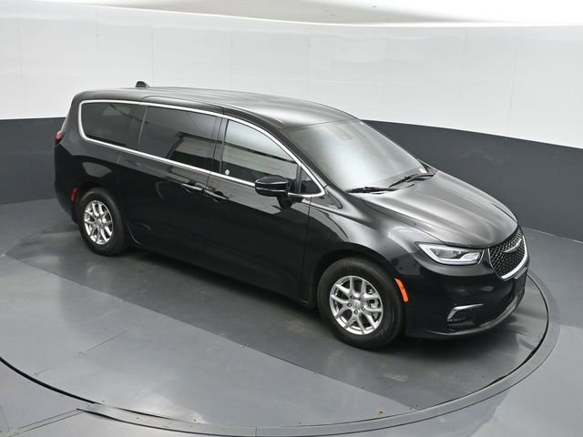 Used 2025 Chrysler Pacifica Select image 28