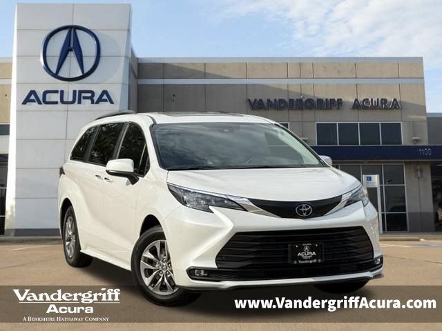 Used 2026 Toyota Sienna XLE FWD image 1