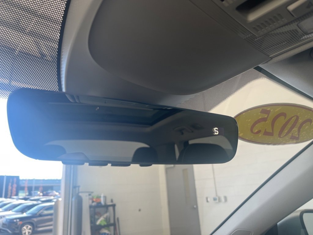 Certified 2025 Volkswagen Taos SE image 31