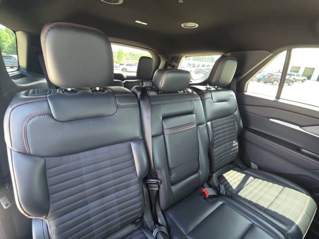 Used 2025 Ford Explorer ST-Line w/ ST-Line Street Pack AWD/4WD image 17