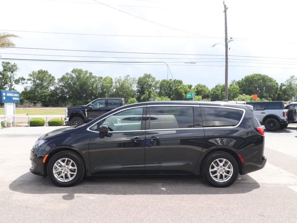 Used 2023 Chrysler Voyager LX image 5