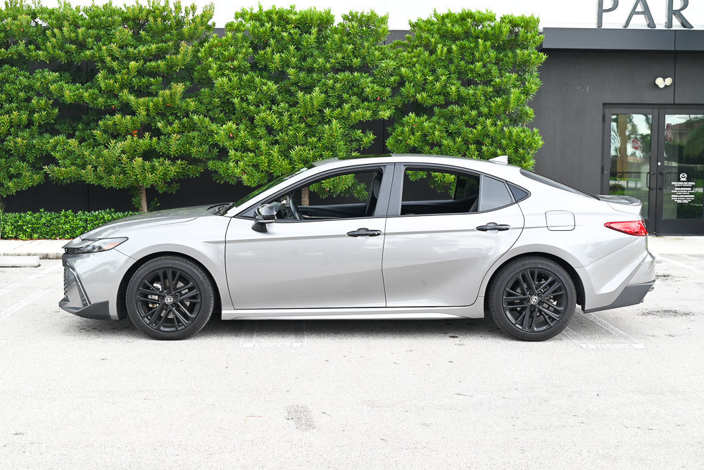 Used 2025 Toyota Camry SE w/ Convenience Package FWD image 5