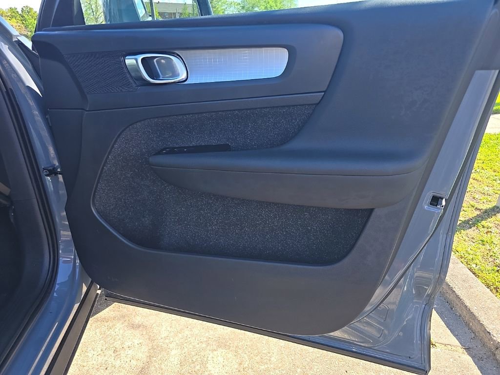 Used 2021 Volvo XC40 T5 Momentum image 32