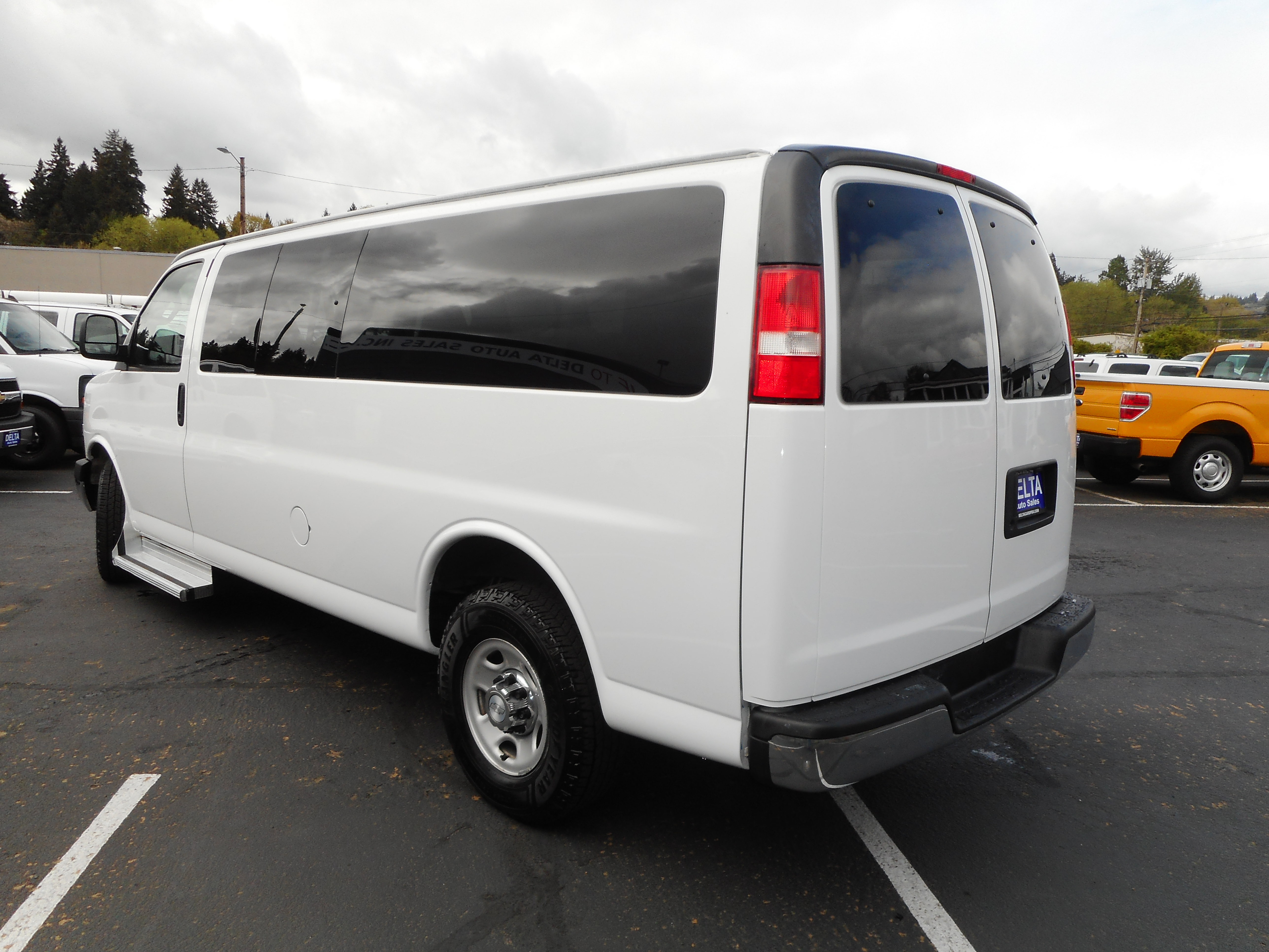 Used 2016 Chevrolet Express 3500 LT w/ LT Preferred Equipment Group RWD image 9
