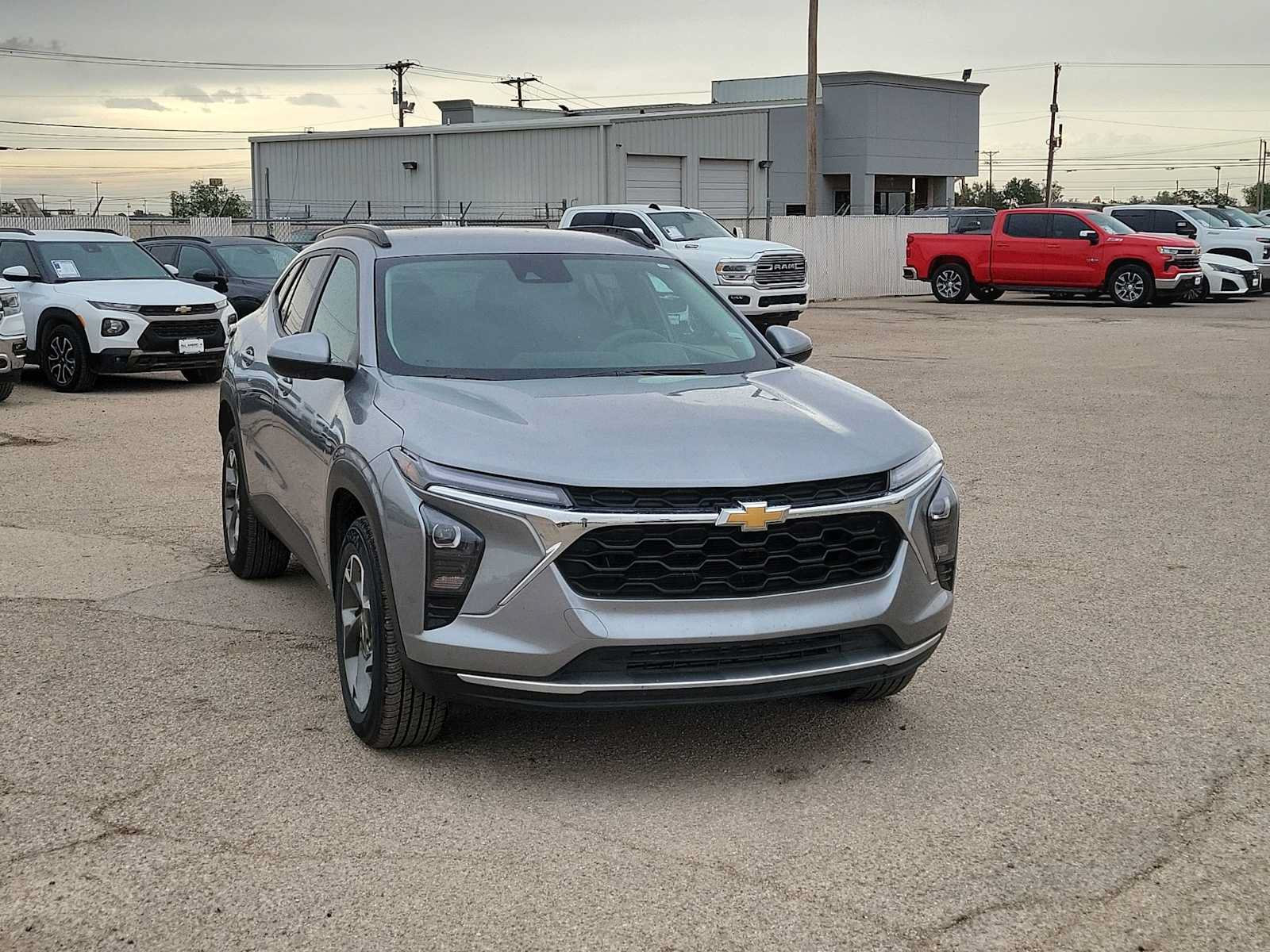 Used 2025 Chevrolet Trax LT FWD image 2