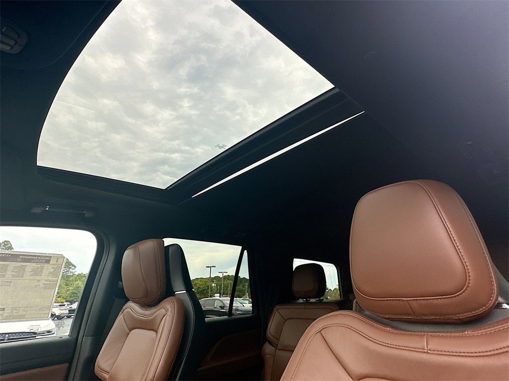 Used 2024 Lincoln Navigator Reserve image 11