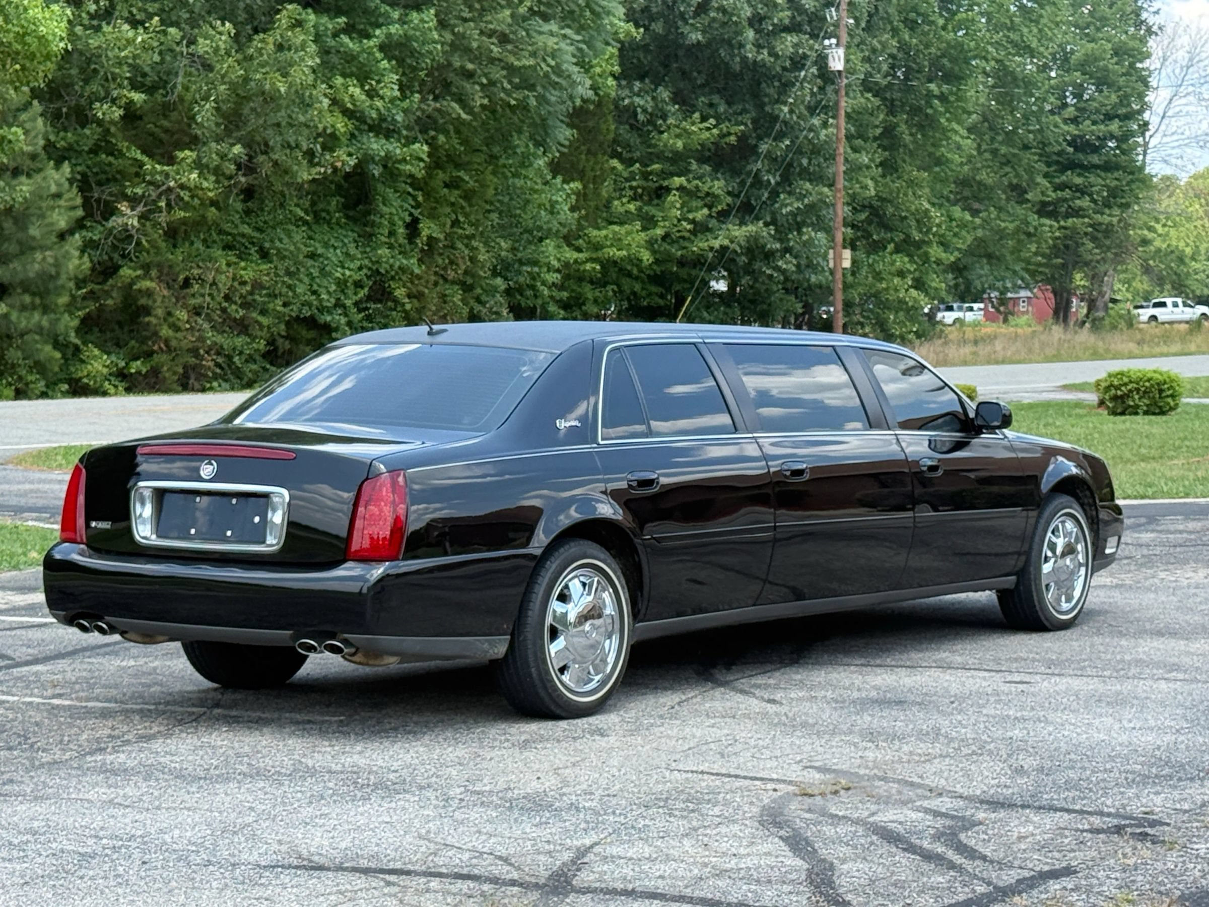 Used 2005 Cadillac De Ville Limousine FWD image 3