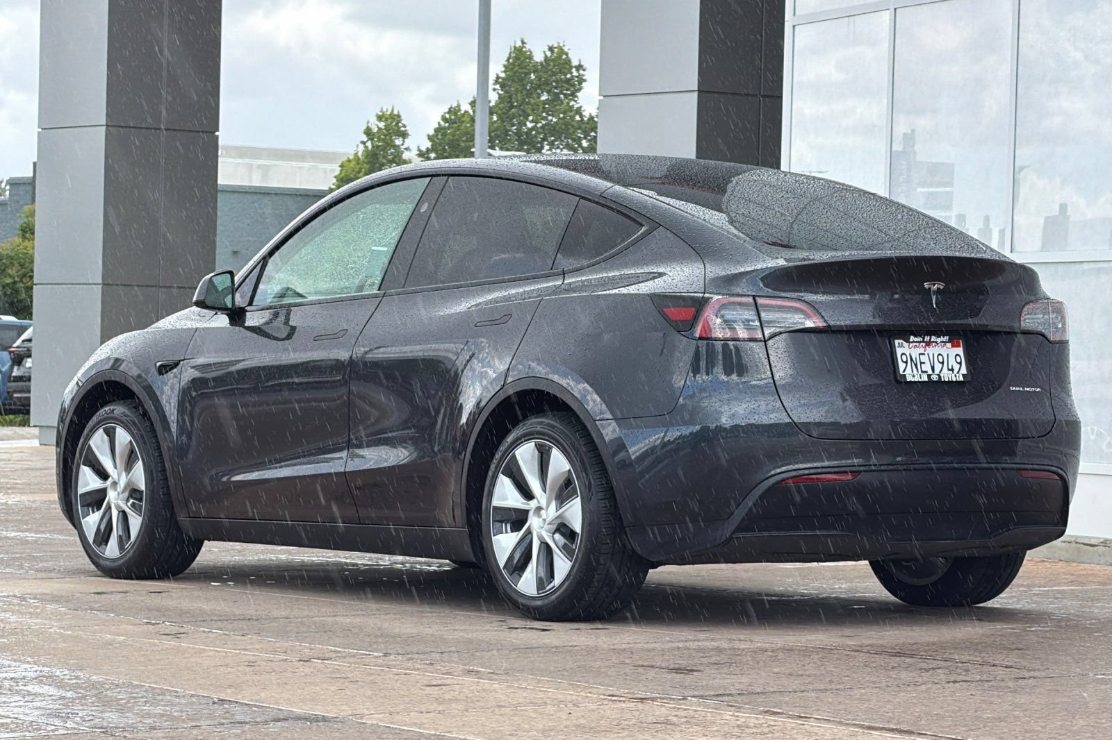 Used 2024 Tesla Model Y Long Range AWD/4WD image 6