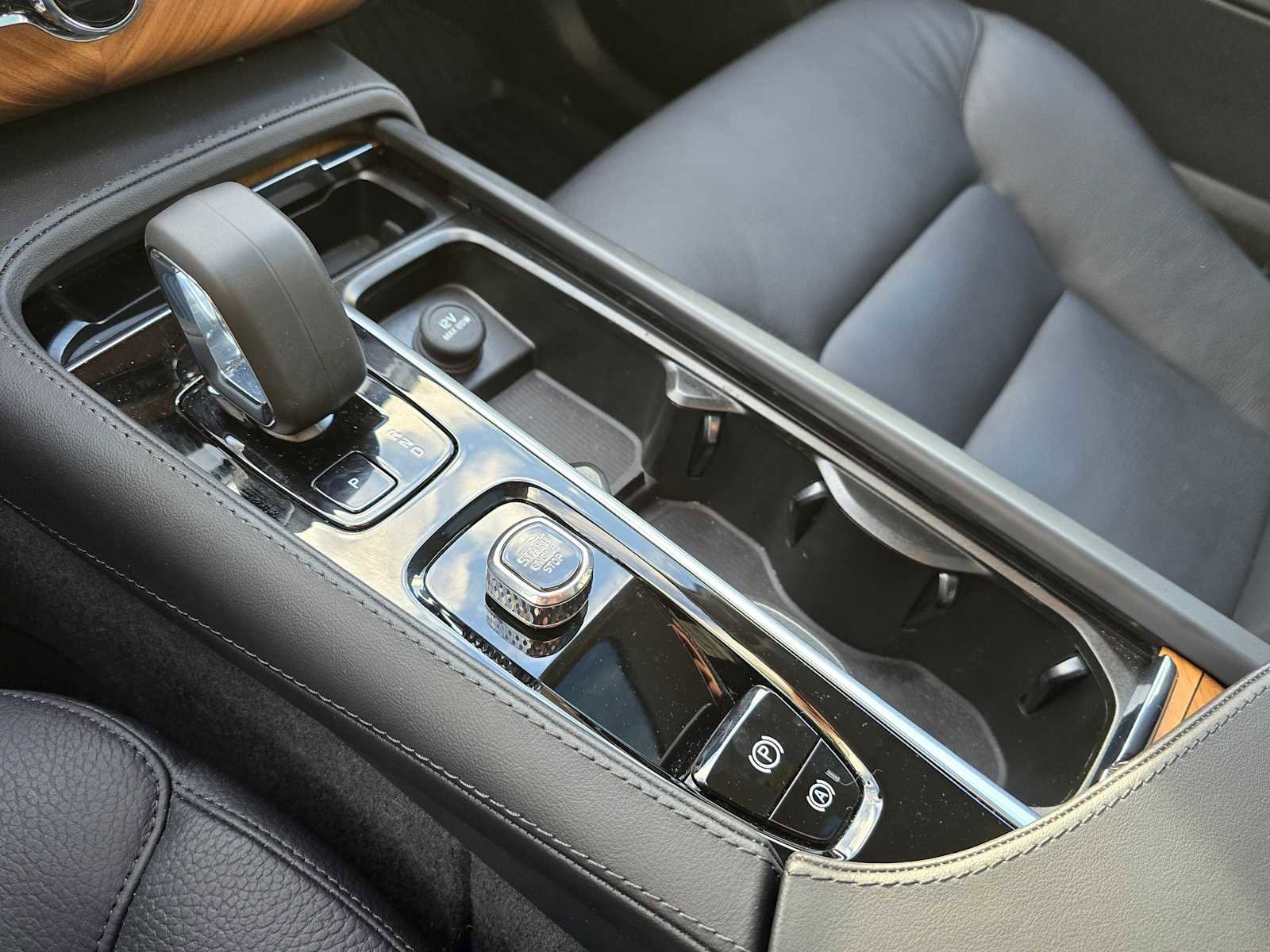 Certified 2024 Volvo XC90 T8 Plus w/ Protection Package Premier image 32