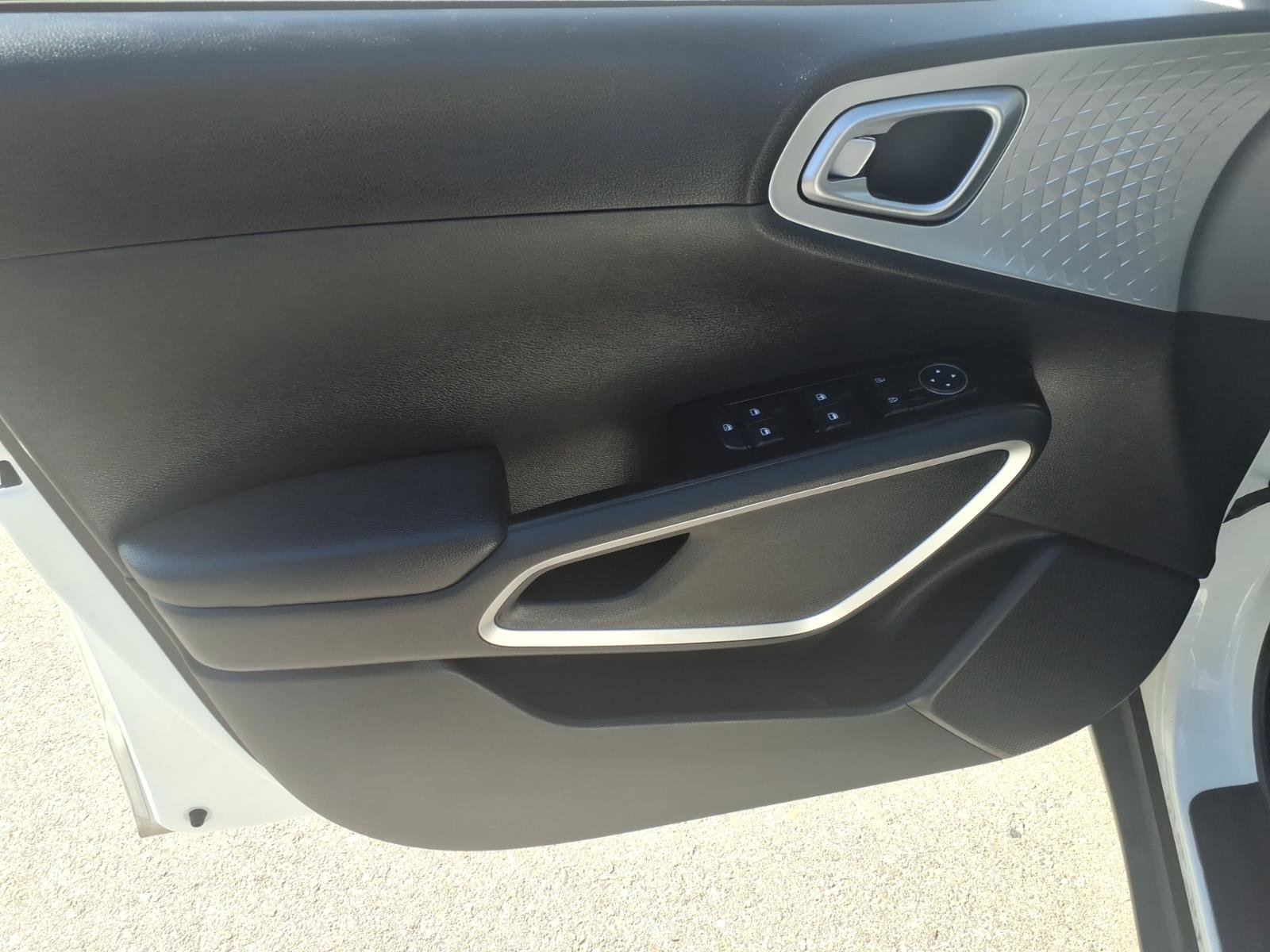 Used 2023 Kia Soul LX w/ Option Group 015 image 16